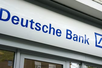Logo der Deutschen Bank: Die Aufsichtsbehörde wirft dem Institut vor, ohne ihre Erlaubnis eigene Anleihen zurückgekauft zu haben
