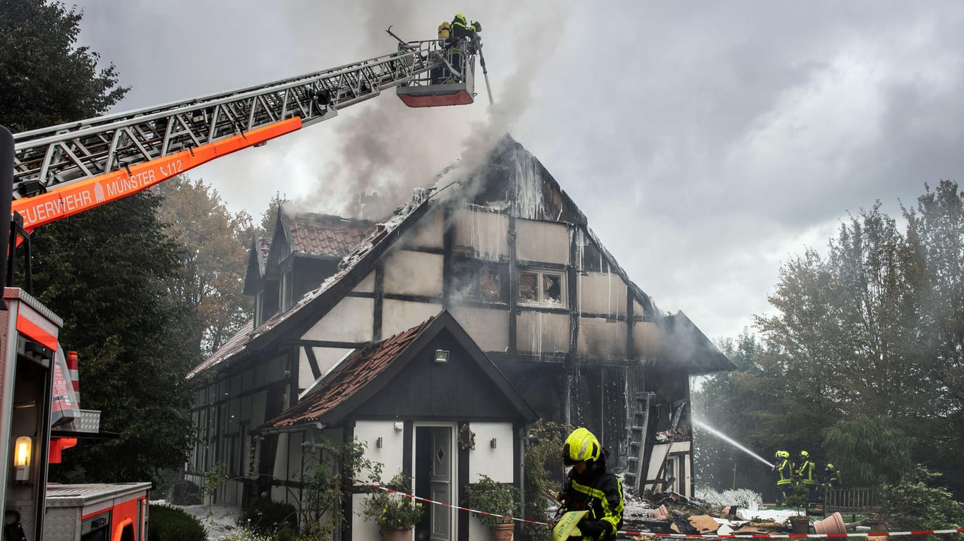 Verbranntes Haus in Münster: Bei einer Gasexplosion wurden mehrere Menschen und Tiere verletzt.