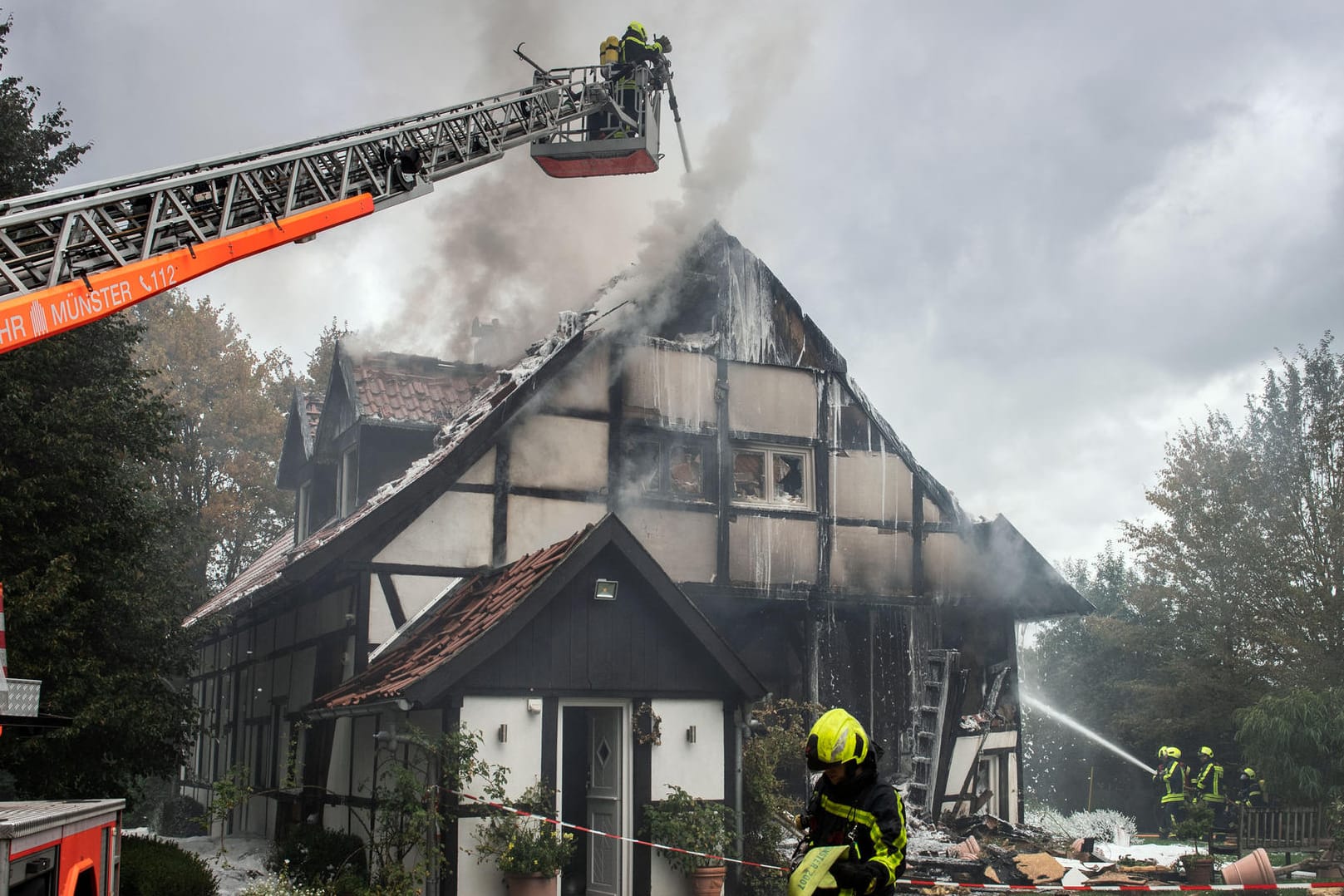 Verbranntes Haus in Münster: Bei einer Gasexplosion wurden mehrere Menschen und Tiere verletzt.