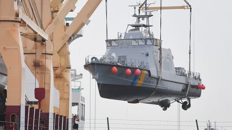 Ein Küstenschutzboot für Saudi-Arabien wird im Hafen von Mukran auf ein Transportschiff verladen.