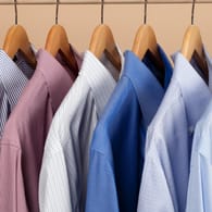 Herrenhemden in verschiedenen Mustern und Farben: Wichtiger als die Farbe ist jedoch die richtige Passform.