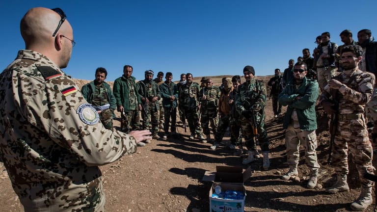 Deutsche Soldaten bilden kurdische Peshmerga Einheiten bei Erbil im kurdischen Nordirak aus: Der Einsatz wurde nun von der Bundesregierung verlängert.