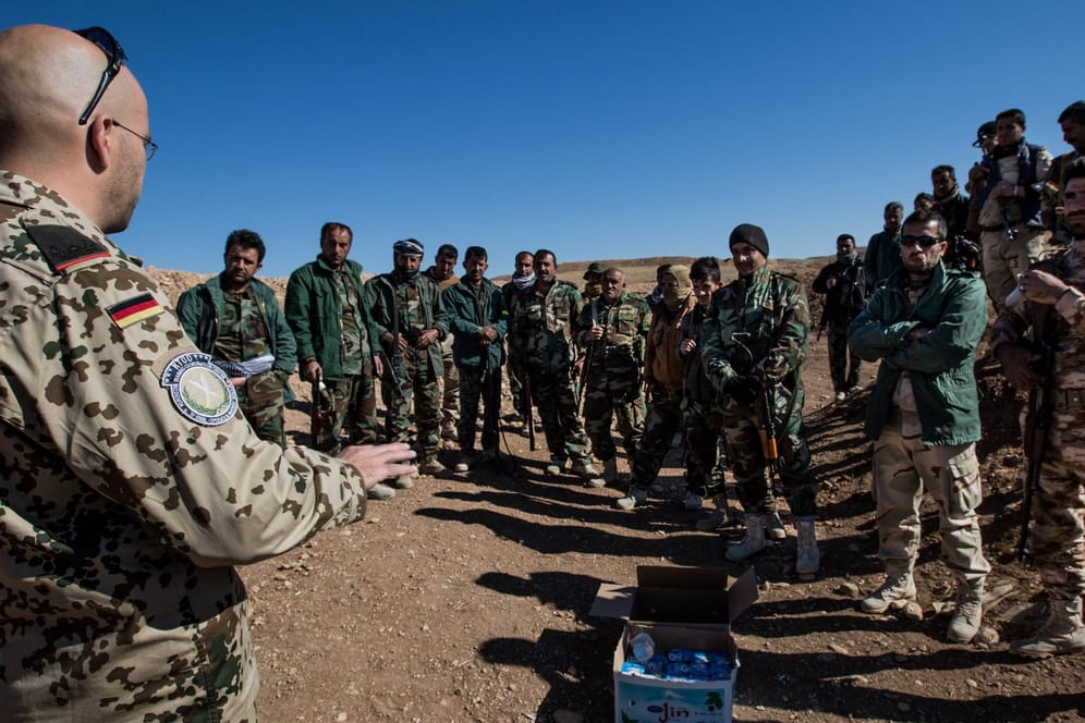 Deutsche Soldaten bilden kurdische Peshmerga Einheiten bei Erbil im kurdischen Nordirak aus: Der Einsatz wurde nun von der Bundesregierung verlängert.