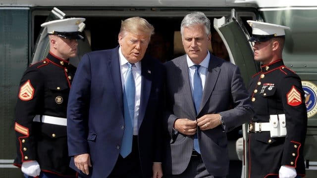 Donald Trump und Robert O'Brien am Flughafen von Los Angeles.