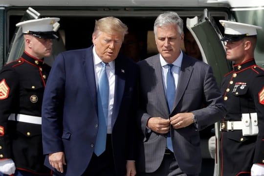 Donald Trump und Robert O'Brien am Flughafen von Los Angeles.