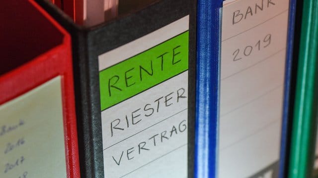 In manchen Fällen werden Riester-Sparer doppelt zur Kasse gebeten.