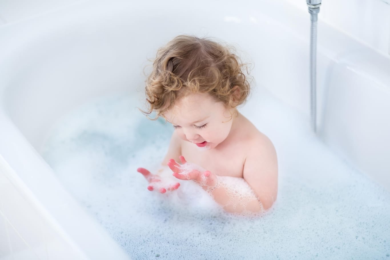 Kind in der Badewanne: Eine Drogeriekette ruft derzeit Duschgel für Kinder zurück.