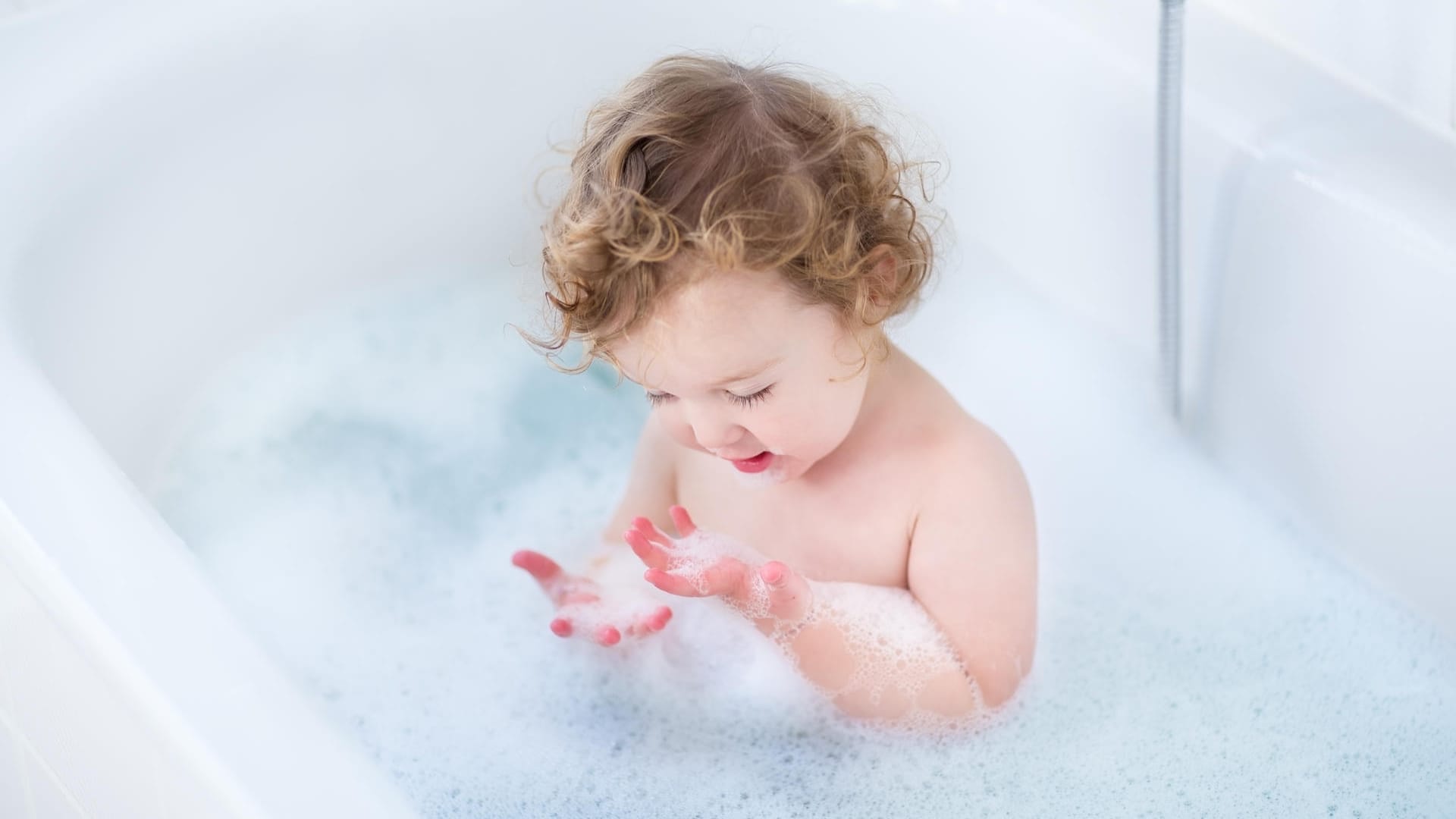 Kind in der Badewanne: Eine Drogeriekette ruft derzeit Duschgel für Kinder zurück.