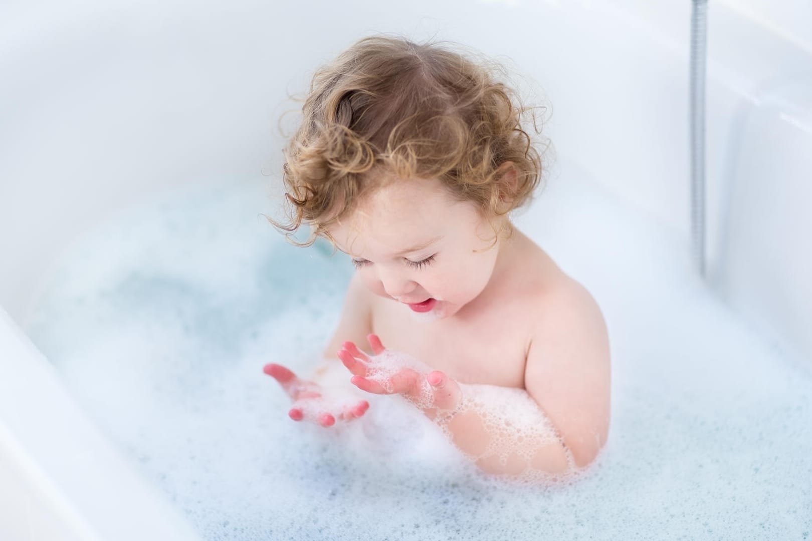 Kind in der Badewanne: Eine Drogeriekette ruft derzeit Duschgel für Kinder zurück.