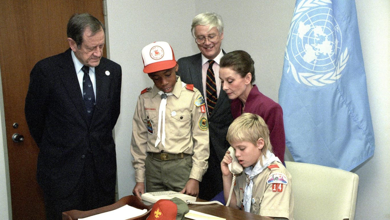 New York 1989: Im UN-Hauptquartier greift der Pfadfinderjunge Michael zum Telefon, um Kindern im UN-Büro von Genf von der Unterzeichnung der Kinderrechtskonvention zu berichten.