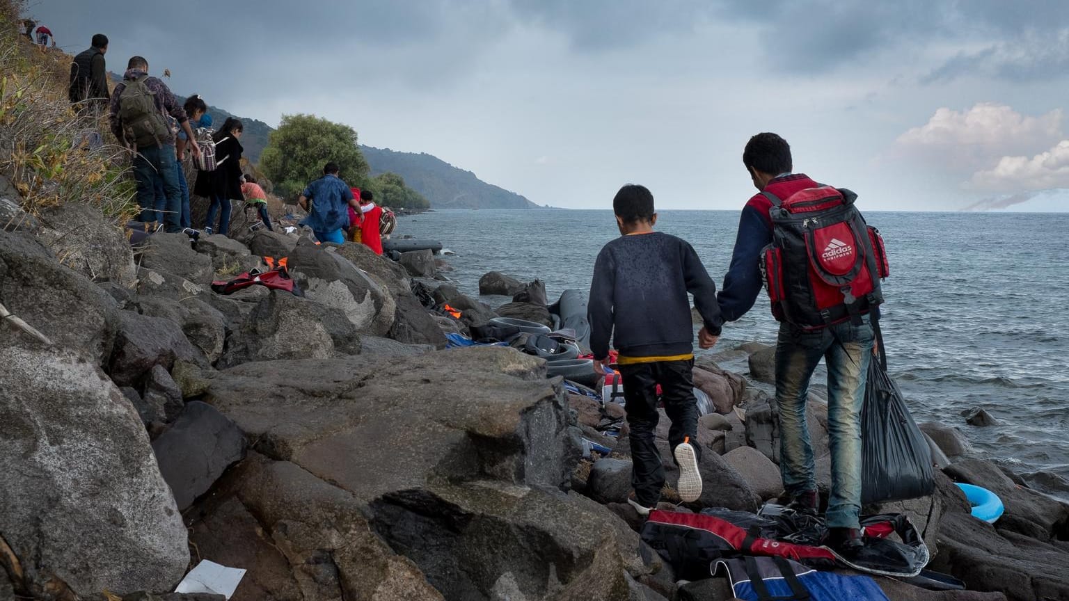 Geflüchtete auf Lesbos im September 2015: Die Situation der Kinder hat sich Jahrzehnte nach der Verabschiedung der UN-Kinderrechtskonvention kaum verbessert.