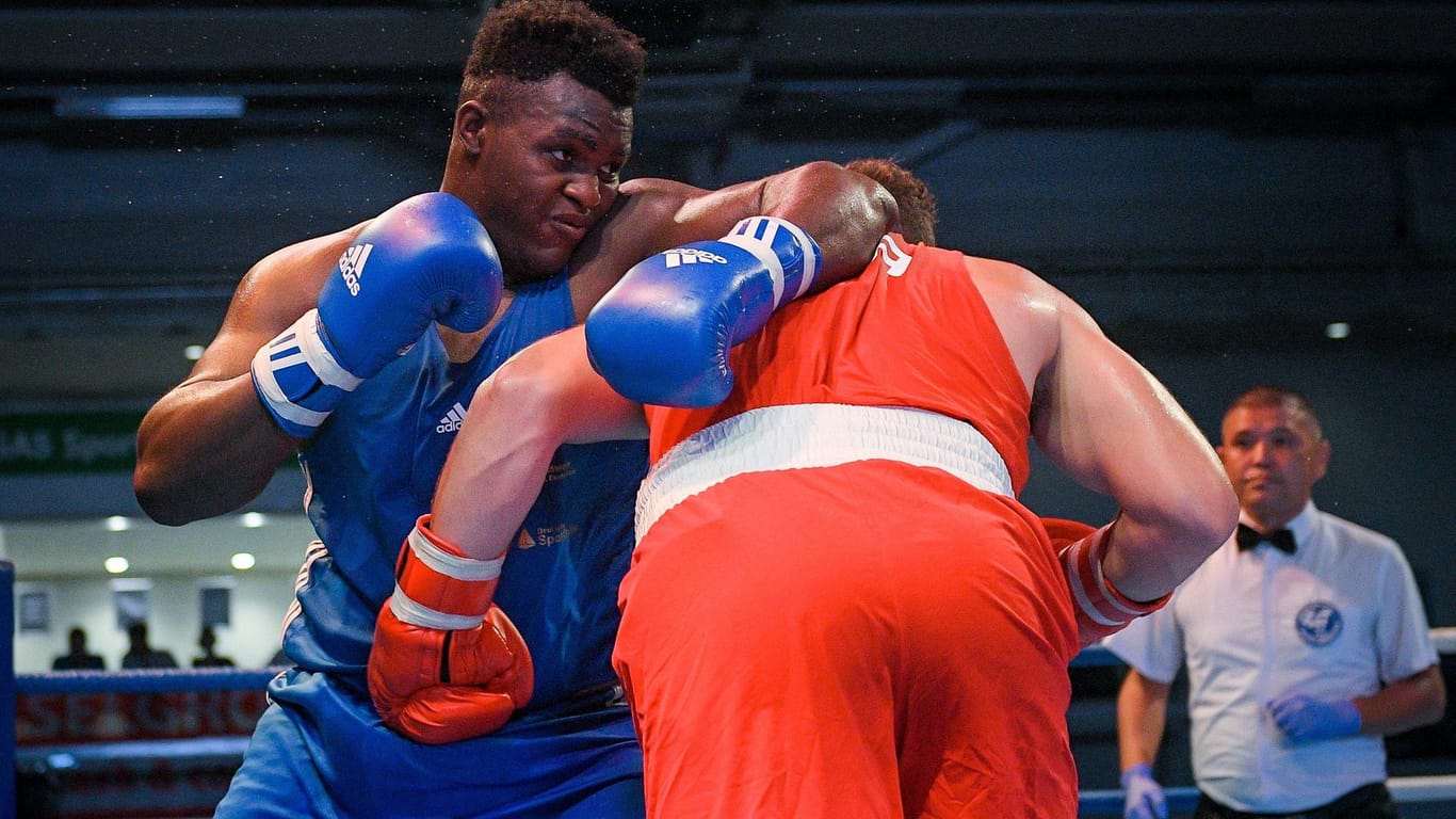 Amateurboxer Nelvie Tiafack (links) im Ring: Der 20-Jährige ist Deutschlands letzte Medaillenhoffnung bei der Amateur-WM.