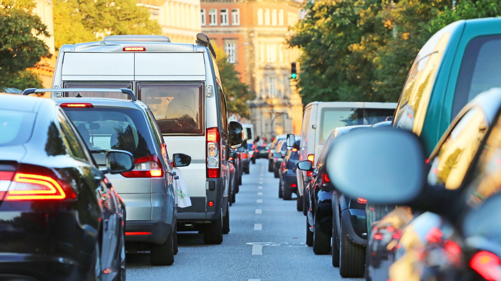 Dichter Verkehr in der Innenstadt: Die Kosten für die Kfz-Versicherung hängen unter anderem vom Wohnort ab.