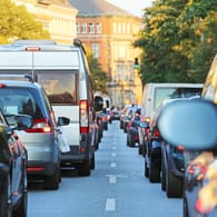 Dichter Verkehr in der Innenstadt: Die Kosten für die Kfz-Versicherung hängen unter anderem vom Wohnort ab.