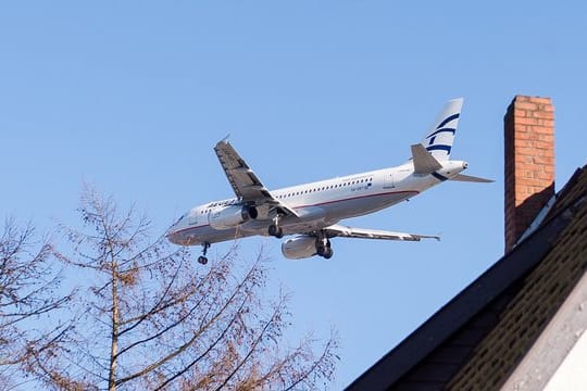 Ein Flugzeug im Landeanflug auf den Flughafen Hamburg