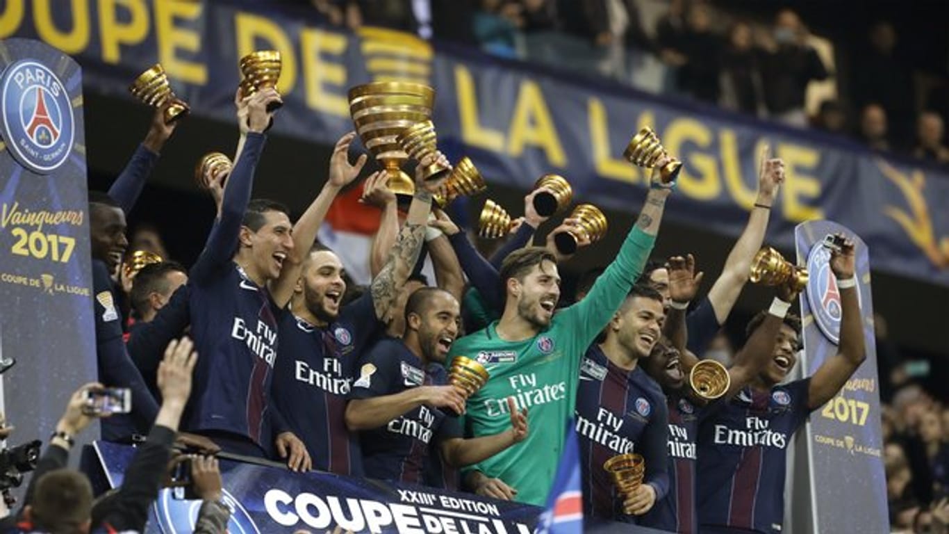 Die Mannschaft von Paris Saint-Germain feiert 2017 den Gewinn des Ligapokals.