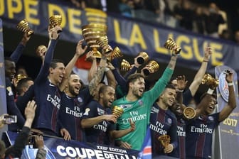 Die Mannschaft von Paris Saint-Germain feiert 2017 den Gewinn des Ligapokals.