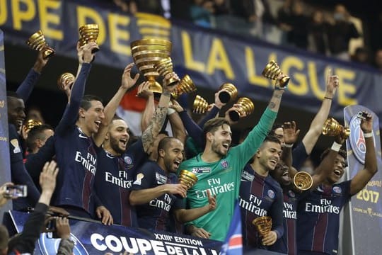 Die Mannschaft von Paris Saint-Germain feiert 2017 den Gewinn des Ligapokals.