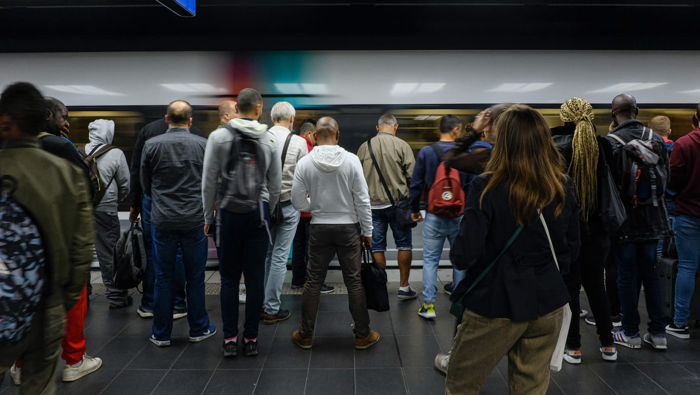 Passagiere in einer Pariser Metro-Station: Ein Zug der fahrerlosen Linie 1 raste hinter dem Louvre-Museum los und durchfuhr drei Stationen, ohne anzuhalten. (Symbolfoto)