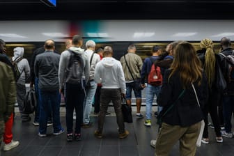 Passagiere in einer Pariser Metro-Station: Ein Zug der fahrerlosen Linie 1 raste hinter dem Louvre-Museum los und durchfuhr drei Stationen, ohne anzuhalten. (Symbolfoto)