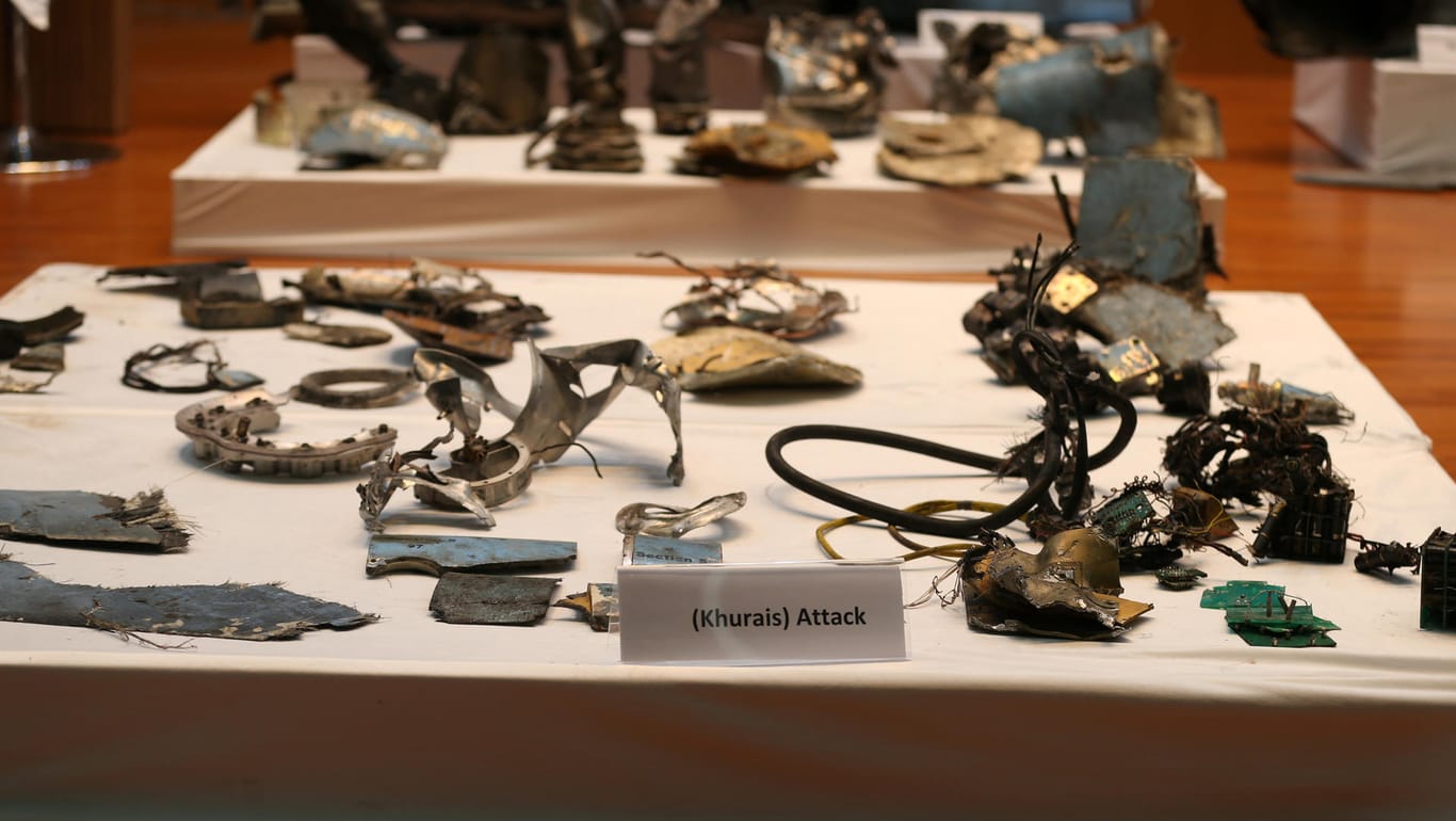Trümmerteile der Luftangriffe: Die auf diesem Tisch gezeigten Stücke sollen nach dem Luftangriff in Churais sichergestellt worden sein.