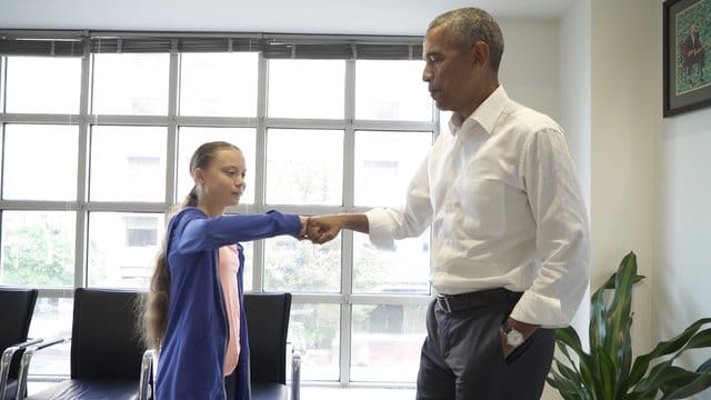 Greta Thunberg wird von Barack Obama per "Fist Bump" verabschiedet. Greta Thunberg wird von Barack Obama per "Fist Bump" verabschiedet.