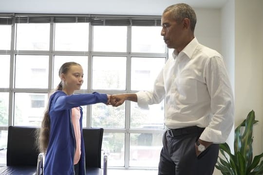 Greta Thunberg wird von Barack Obama per "Fist Bump" verabschiedet.
