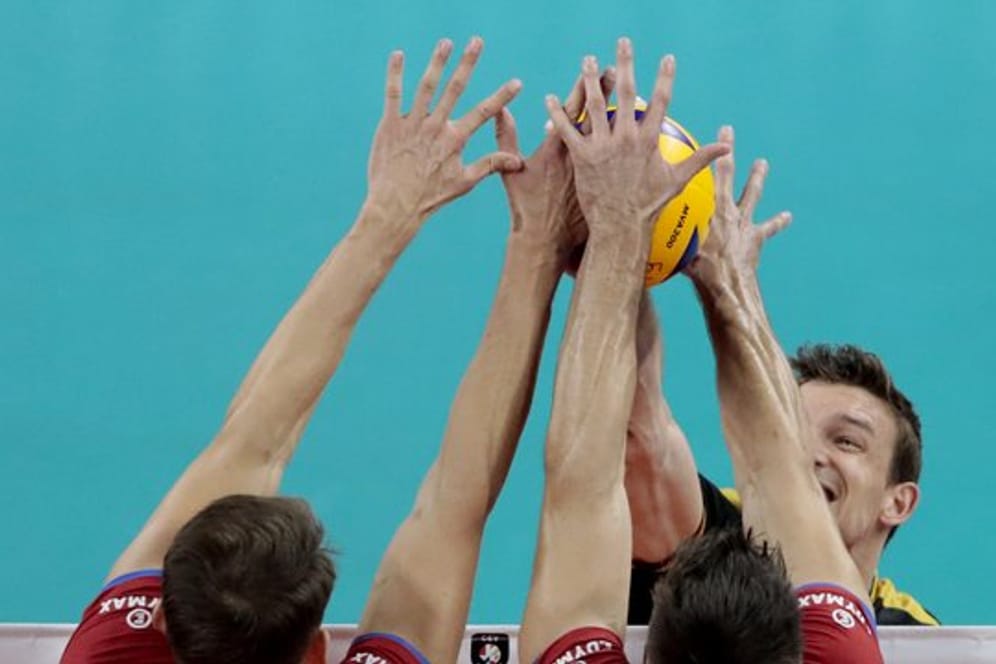 Das slowakische Team blockt den Ball von Marcus Bohme (r).