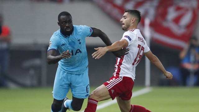 Tottenhams Davinson Sanchez (l) versucht an Piräus-Akteur Giorgos Masouras vorbeizukommen. Tottenhams Davinson Sanchez (l) versucht an Piräus-Akteur Giorgos Masouras vorbeizukommen.