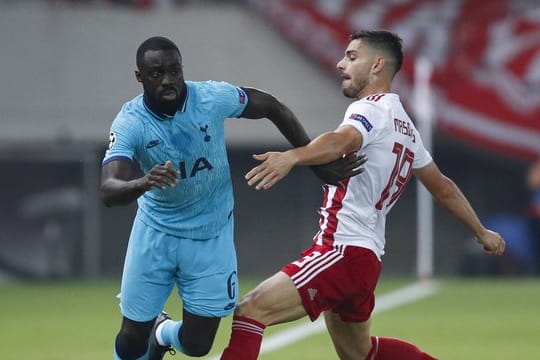 Tottenhams Davinson Sanchez (l) versucht an Piräus-Akteur Giorgos Masouras vorbeizukommen.