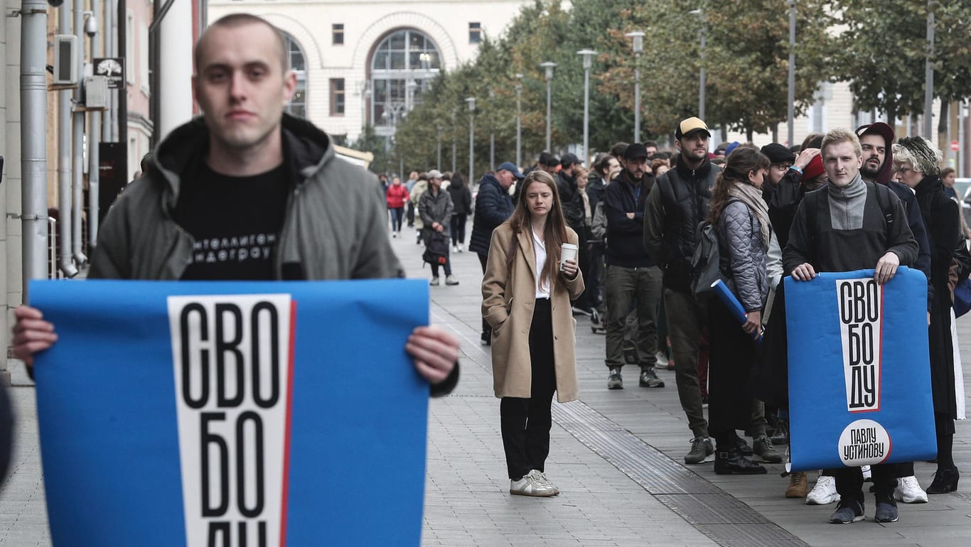 Protest in Moskau: Auf Plakaten fordern Demonstranten die Freilassung des Schauspielers Pawel Ustinow.