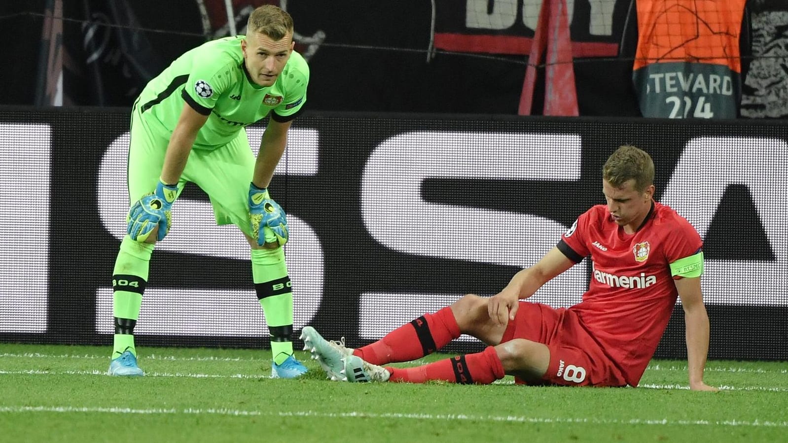 Die Leverkusener Lars Bender (r.) und Lukas Hradecky.