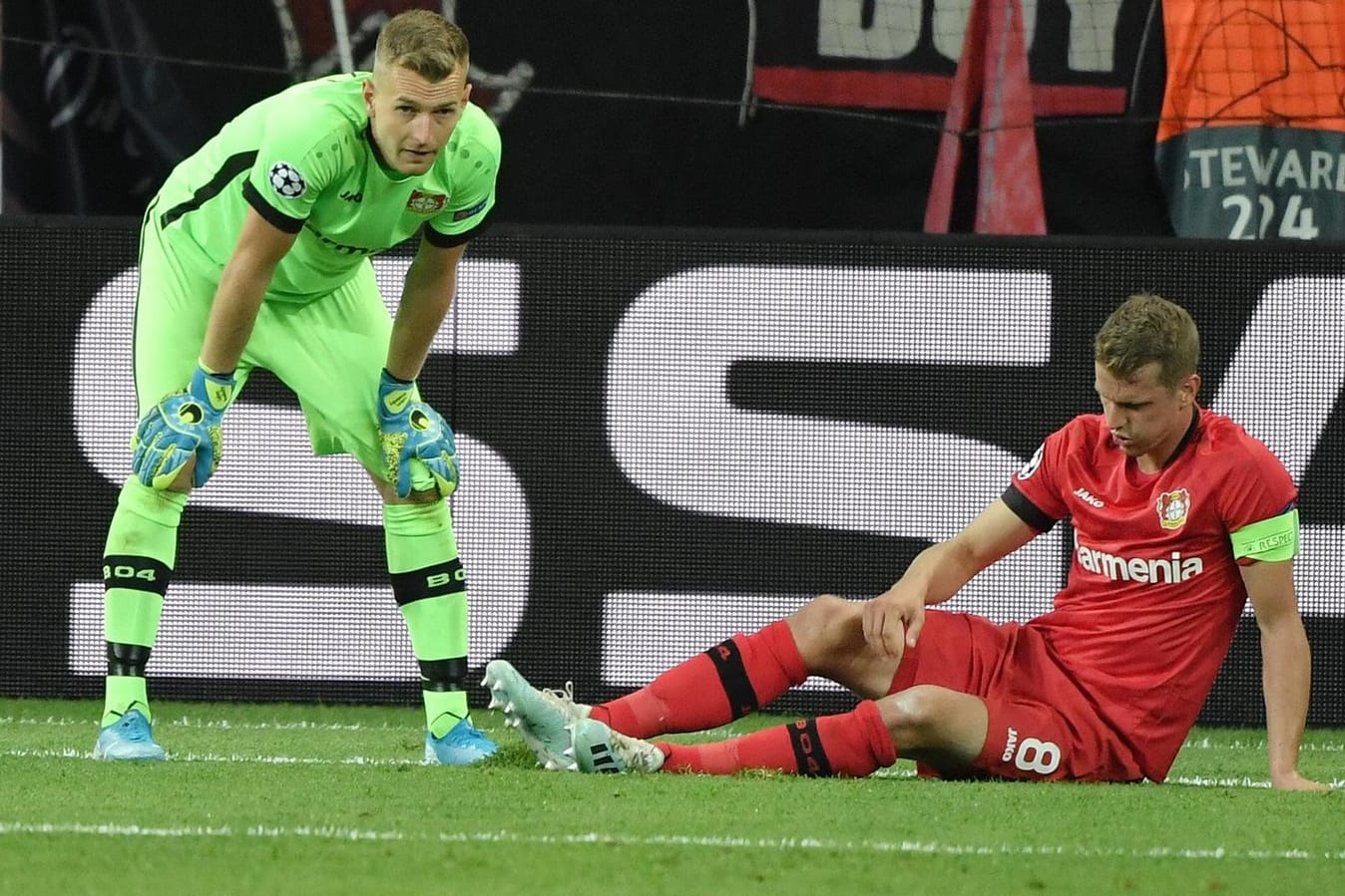 Die Leverkusener Lars Bender (r.) und Lukas Hradecky.