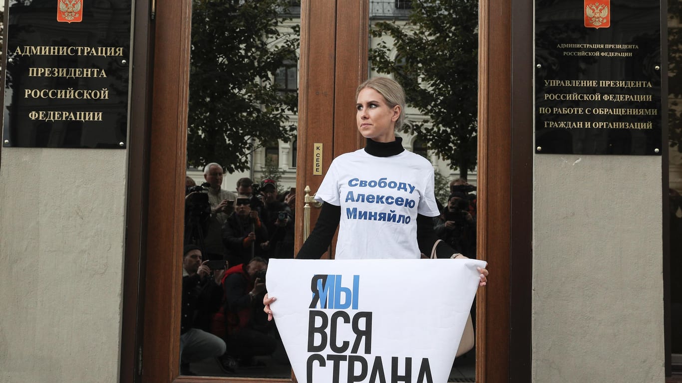 Oppositions-Aktivistin Ljubow Sobol: Auf dem Banner von Ljubow, das sie vor der Präsidialverwaltung in Moskau zeigt, steht: "Wir sind das ganze Land."