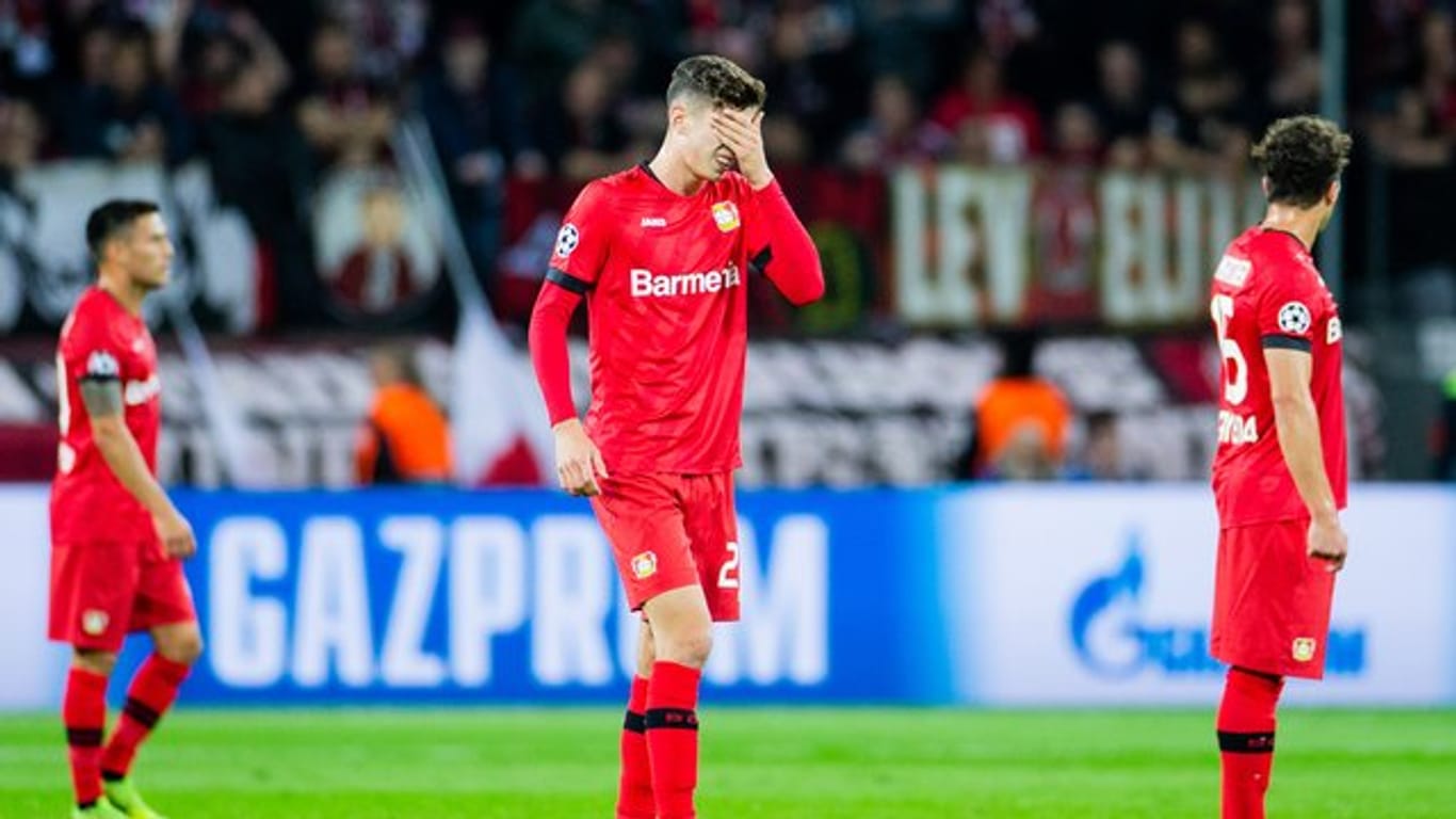 Die Spieler von Bayer Leverkusen hadern mit der Niederlage gegen Lokomotive Moskau.