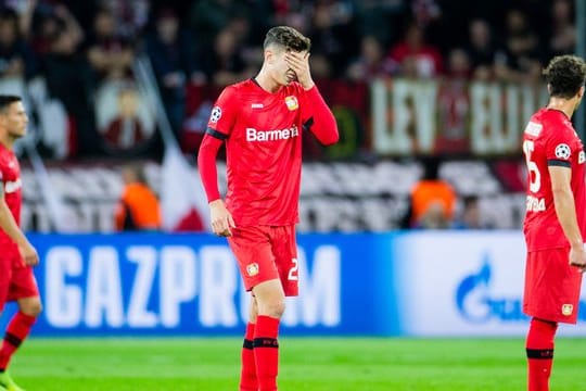 Die Spieler von Bayer Leverkusen hadern mit der Niederlage gegen Lokomotive Moskau.