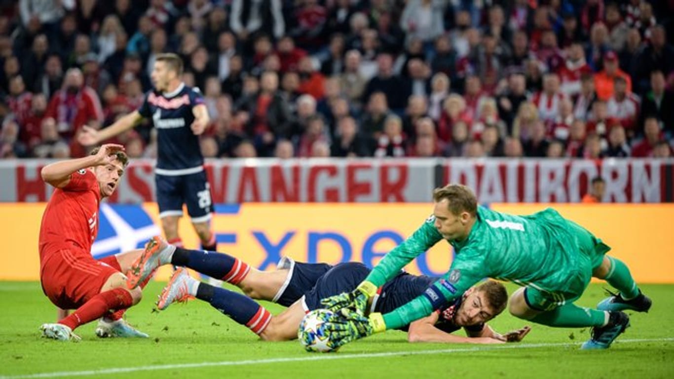 Bayern-Torwart Manuel Neuer (r) kann einen Angriff von Belgrads Milan Pavkov (M) abwehren.