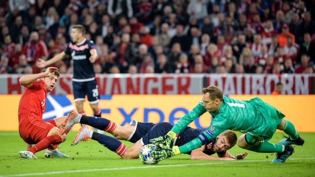 Bayern-Torwart Manuel Neuer (r) kann einen Angriff von Belgrads Milan Pavkov (M) abwehren.