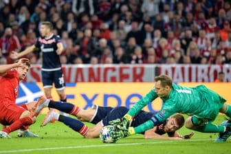 Bayern-Torwart Manuel Neuer (r) kann einen Angriff von Belgrads Milan Pavkov (M) abwehren.