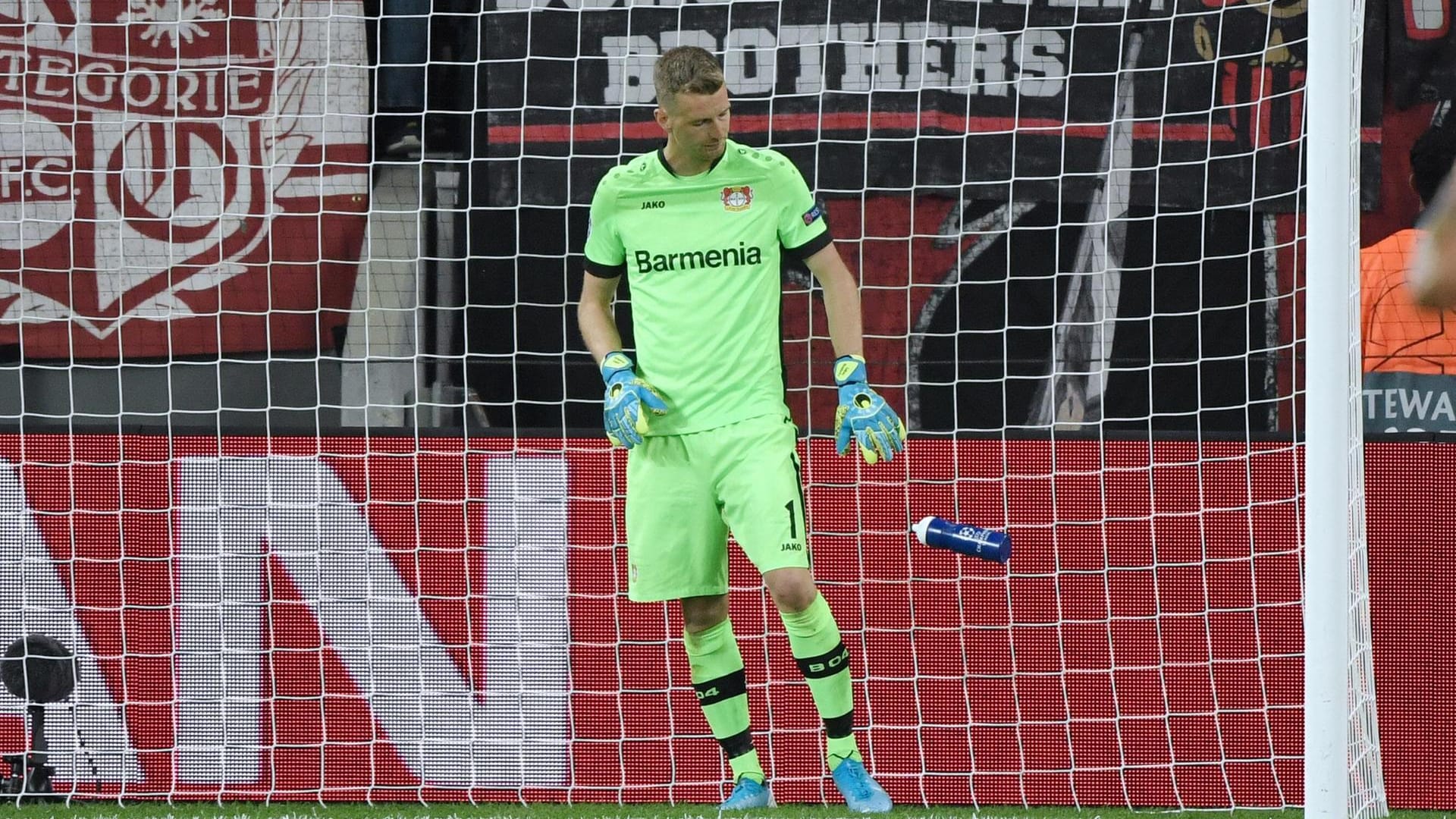 Lukas Hradecky ärgert sich über den Gegentreffer zum 1:2-Endstand gegen Moskau.