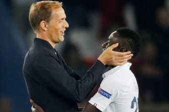 Glücklich über den Sieg gegen Real Madrid: PSG-Trainer Tuchel mit Mittelfeldspieler Idrissa Gueye.