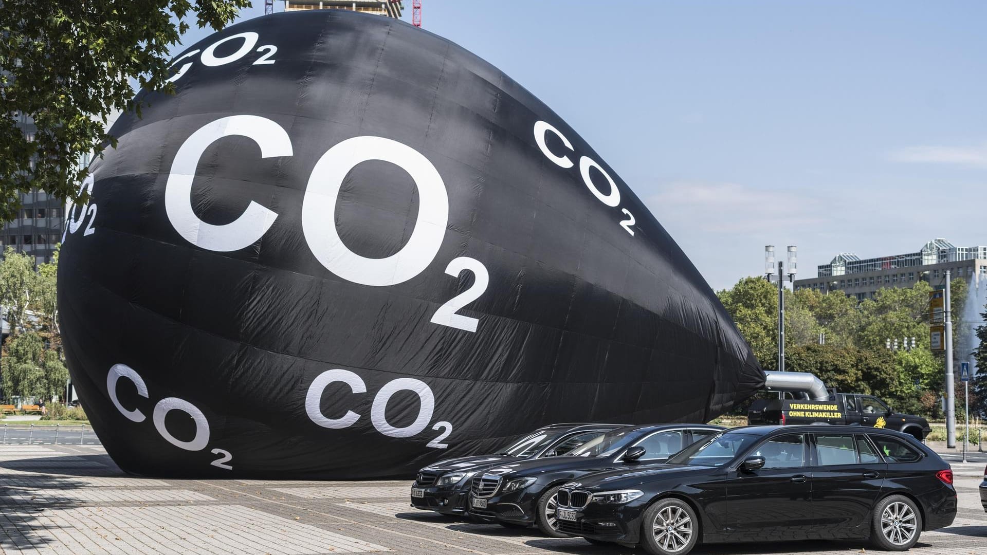 Greenpeace-Protest gegen CO2-Ausstoß vor der Internationalen Automobilausstellung in Frankfurt.