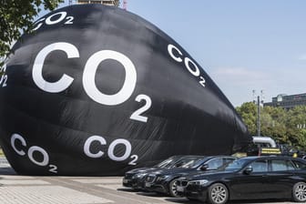 Greenpeace-Protest gegen CO2-Ausstoß vor der Internationalen Automobilausstellung in Frankfurt.