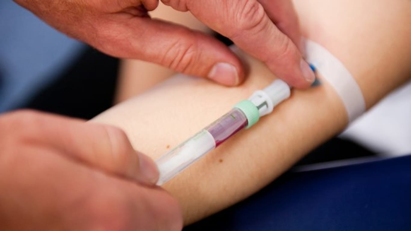 Seit 2012 werden Schwangeren Bluttests auf eigene Kosten angeboten, mit denen unter anderem untersucht wird, ob das Kind mit Down-Syndrom auf die Welt käme.