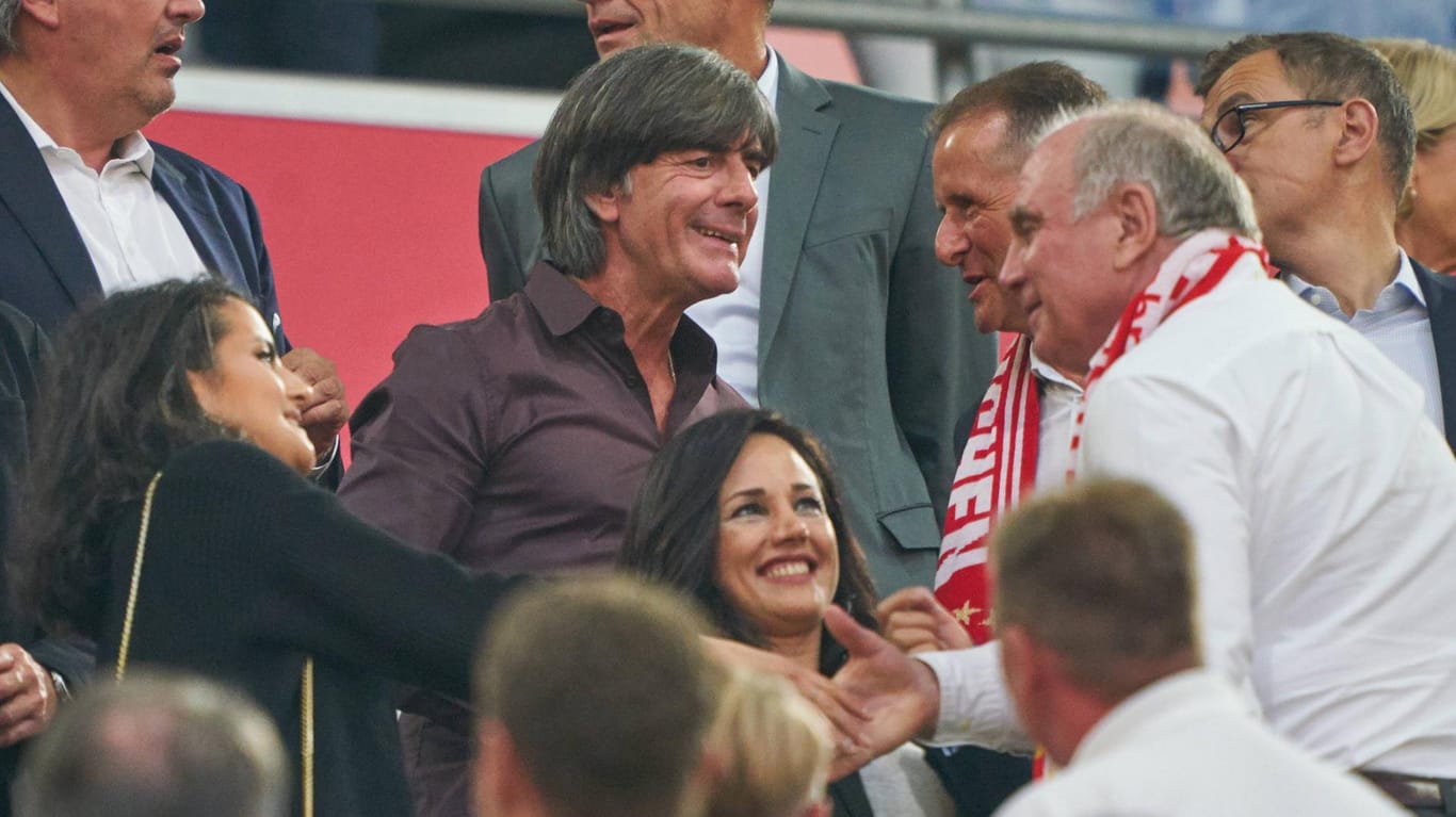 Von Bundestrainer Jogi Löw (m.) hätte sich Uli Hoeneß (r.) mehr Unterstützung für Manuel Neuer erwartet.
