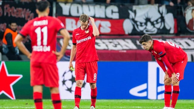 Kai Havertz (r-l) und Lars Bender und Leverkusens Nadiem Amiri (l) sind nach der Niederlage enttäuscht. Kai Havertz (r-l) und Lars Bender und Leverkusens Nadiem Amiri (l) sind nach der Niederlage enttäuscht.