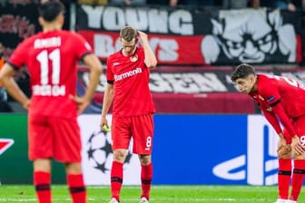 Kai Havertz (r-l) und Lars Bender und Leverkusens Nadiem Amiri (l) sind nach der Niederlage enttäuscht.