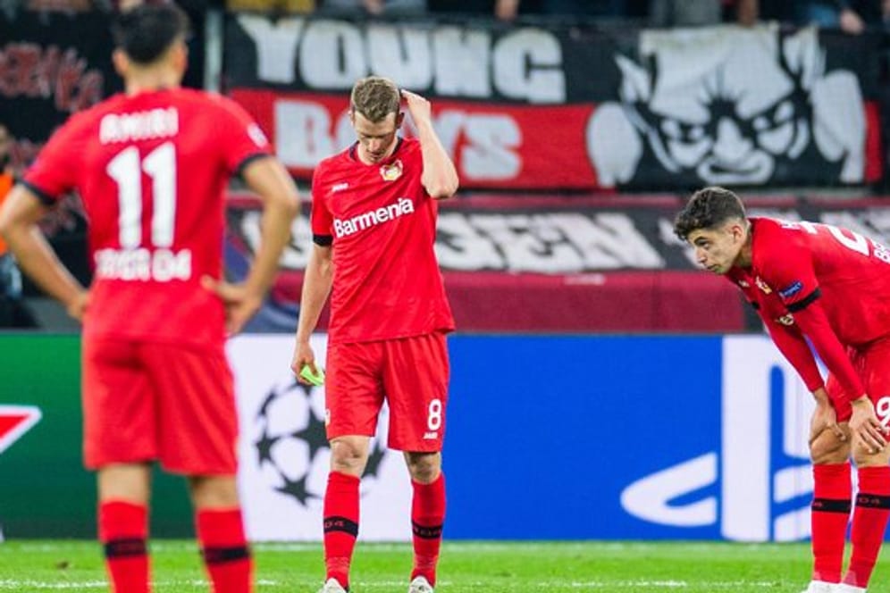 Kai Havertz (r-l) und Lars Bender und Leverkusens Nadiem Amiri (l) sind nach der Niederlage enttäuscht.