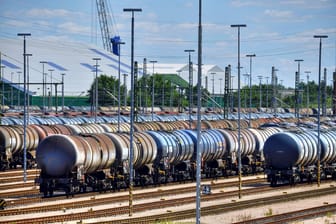 Güterzüge auf Gleisen: Im Hamburger Hafen sind zwei Güterzüge zusammengeprallt.