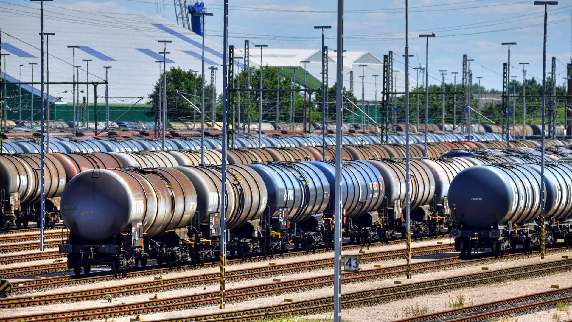 Güterzüge auf Gleisen: Im Hamburger Hafen sind zwei Güterzüge zusammengeprallt.